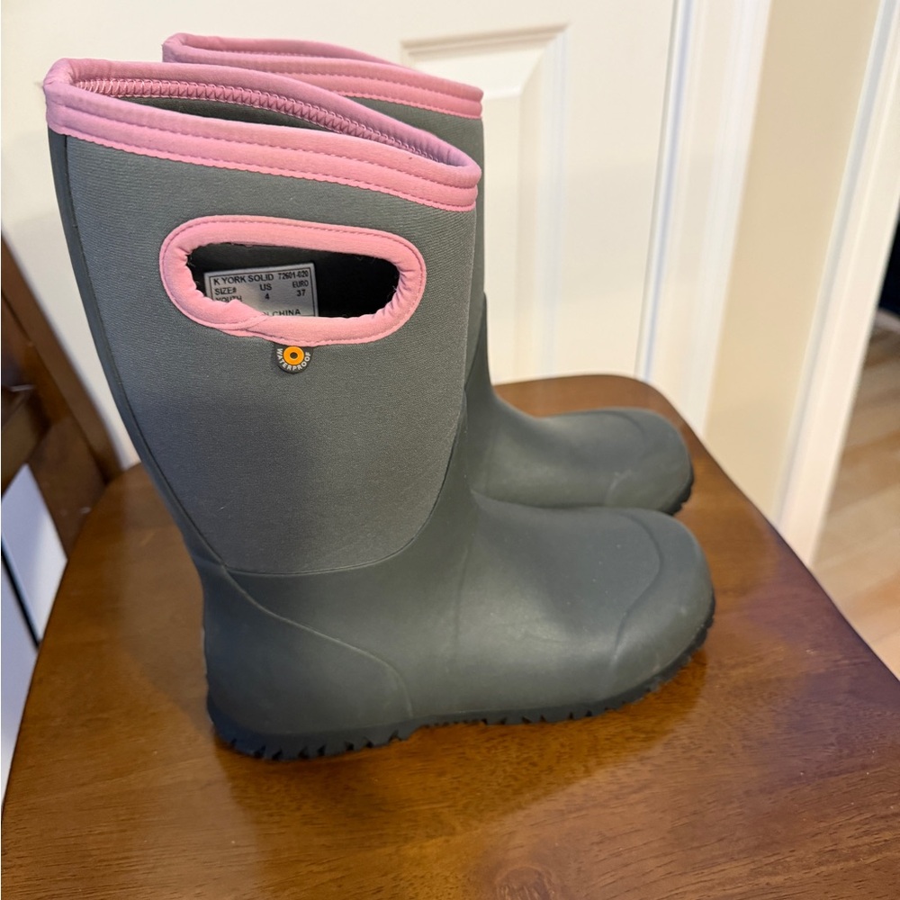 Bogs Kids Waterproof Boots - Gray with Pink Trim Size Youth 4